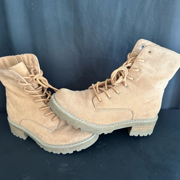 Women's Tan Lace-Up Boots 6.5 - Picture 2 of 8